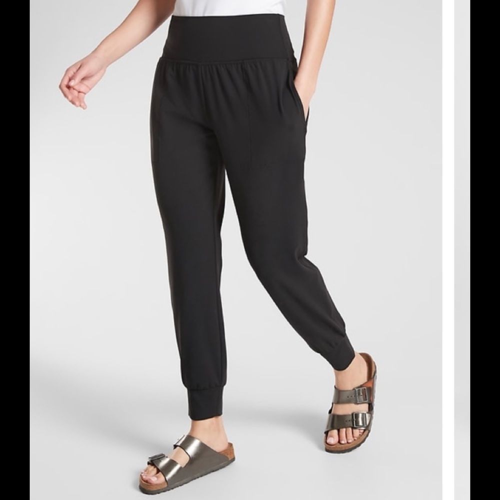 NWT Athleta Salutation Jogger.  Medium Black